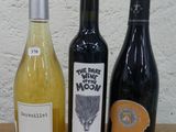 plusieurs bouteilles de vin sont alignées sur une table en bois