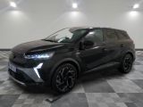 un 4x4 noir garé dans une pièce au sol en damier