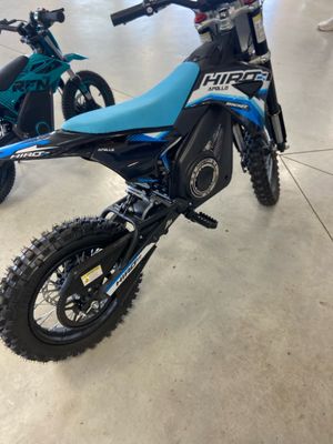 deux motos tout-terrain garées dans un showroom