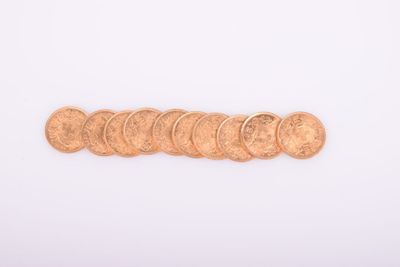 gros plan d'une pile de pièces de monnaie sur une surface blanche