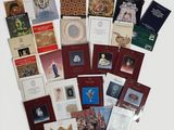 de nombreux ouvrages religieux de toutes sortes sur la table