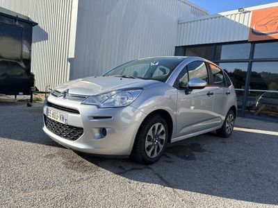 la voiture argentée est garée devant un bâtiment