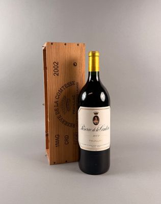 une bouteille de vin posée sur une table à côté d'une caisse en bois