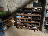 une pièce avec une étagère remplie d'objets divers