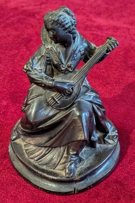 Sculpture en bois - Femme à la mandoline, quelques éclats su…