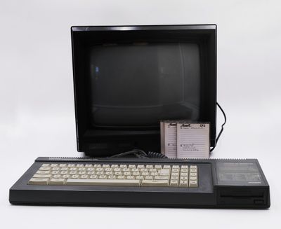 Amstrad CPC avec son clavier QWERTY et lecteur de disquettes…