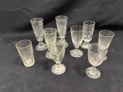 six verres à pied en verre transparent et six verres à pied vides sur fond noir