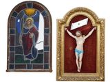 deux images de Jésus sur la croix et un vitrail
