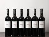six bouteilles de vin sont alignées sur une table en bois