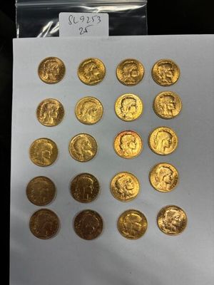 certaines des pièces d'or ont été posées sur un morceau de papier