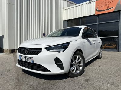 une voiture blanche garée devant un bâtiment