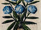 une peinture de fleurs bleues dans un vase sur une table