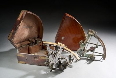 une petite boîte en bois contenant un objet en métal
