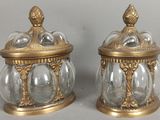 paire de bocaux anciens en laiton et verre, posés sur des socles