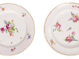 deux assiettes ornées de fleurs, posées sur un fond blanc