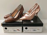 deux paires de chaussures pour femmes posées sur une boîte