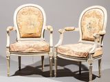 paire de fauteuils de style Louis XVI avec assises recouvertes de tapisserie