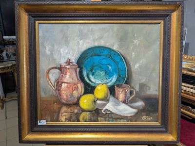 une peinture représentant une nature morte avec un bol bleu et des citrons posés sur une table