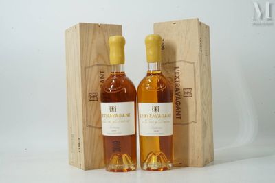 deux bouteilles de vin dans un coffret en bois sur une surface blanche