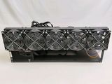 un gros plan d'un bloc d'alimentation d'ordinateur équipé de quatre ventilateurs