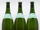 trois bouteilles de vin posées l'une à côté de l'autre sur une table