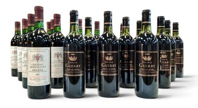 de nombreuses bouteilles de vin alignées