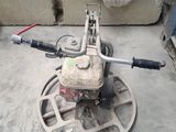 une machine posée à même le sol en béton