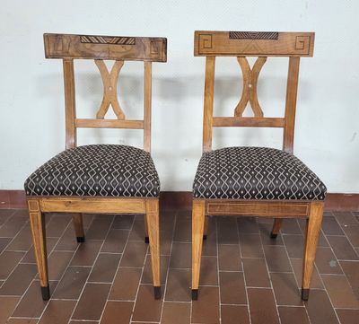deux chaises placées l'une à côté de l'autre sur un sol carrelé