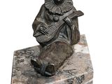 statue d'une femme tenant une guitare, posée sur un socle en marbre