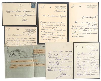 plusieurs vieilles feuilles de papier couvertes d'écriture manuscrite, empilées les unes sur les autres