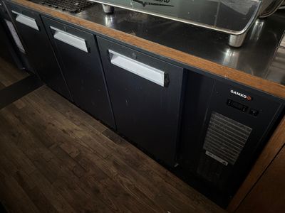 un micro-ondes posé sur un comptoir dans une cuisine