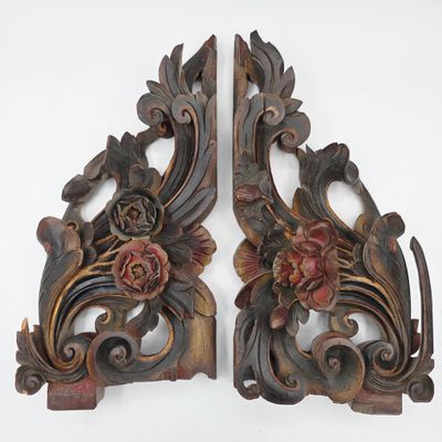 paire de consoles anciennes en bois sculpté, ornées de fleurs et de feuilles