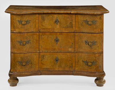 une commode en bois avec des tiroirs de chaque côté