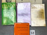 plusieurs livres posés les uns à côté des autres sur une table