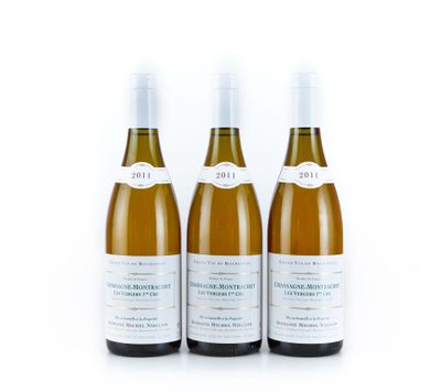 trois bouteilles de vin posées les unes à côté des autres sur une surface blanche
