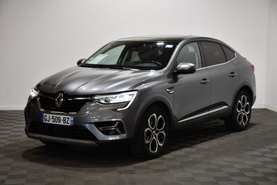 la voiture grise est garée sur le sol à carreaux d'une pièce