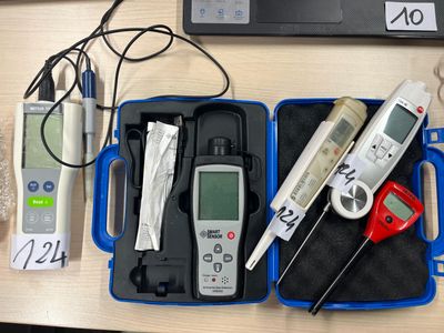 Plusieurs appareils électroniques sont posés sur une table à côté d'un ordinateur portable