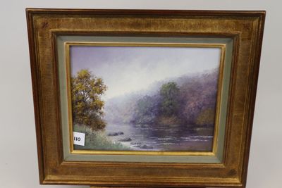 une peinture représentant une scène de rivière avec un bateau dans l'eau
