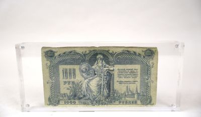 une photo d'un ancien billet de banque exposé dans une vitrine