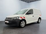 une camionnette blanche garée dans une grande pièce, avec une bande rouge sur le côté