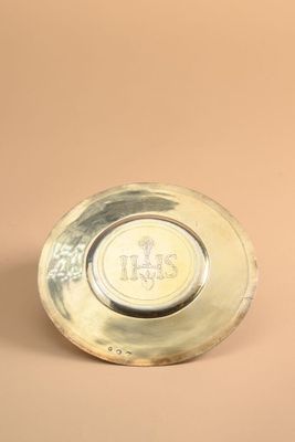 a small silver plate with a logo on it