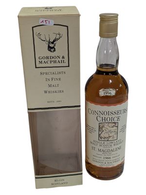 une bouteille de whisky posée à côté d'une boîte en carton