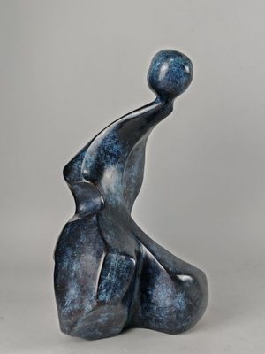 sculpture représentant un homme et une femme assis dos à dos