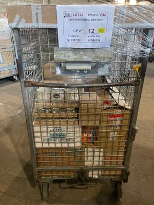 un chariot sur lequel sont posés de nombreux cartons