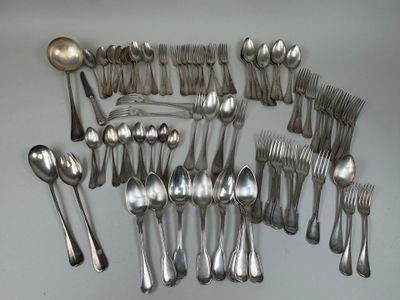 beaucoup de cuillères en argent et de cuillères sur la table