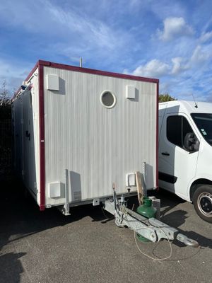 une camionnette blanche garée à côté d'une camionnette blanche