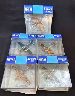 six maquettes d'avions en métal dans des boîtes en plastique sur fond noir