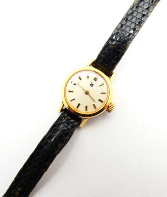 l'image d'une montre en or avec un bracelet en cuir noir