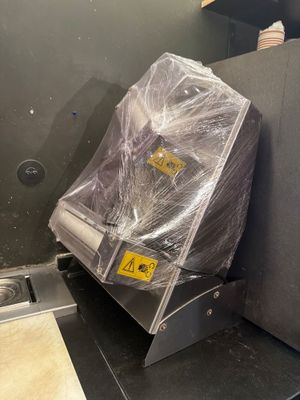une machine posée sur un comptoir