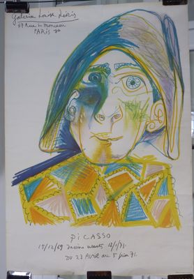 dessin représentant une femme portant un chapeau bleu et une veste jaune